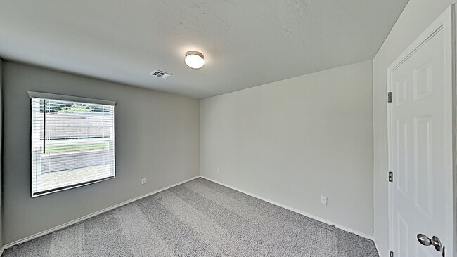 Building Photo - Wonderful 3 Bedroom 2 Bath Home - Shawnee Schools