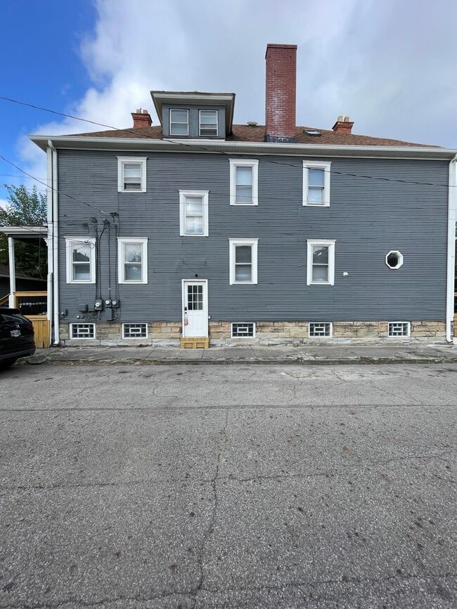 Building Photo - 299.5 Reinhard Ave