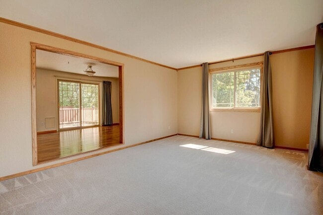 Building Photo - 3 Bed 2 Bath Home