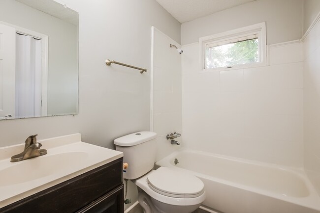 Building Photo - Beautiful 4  Bedroom Home Close to I-77!