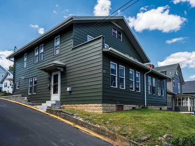 Building Photo - 212 Dewey St