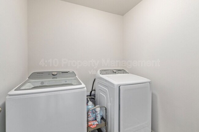 Building Photo - 45174 W Sandhill Rd