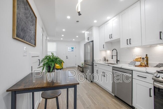 Building Photo - 702 19th St NE