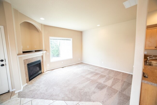 Building Photo - Newer Construction Townhome in Canby