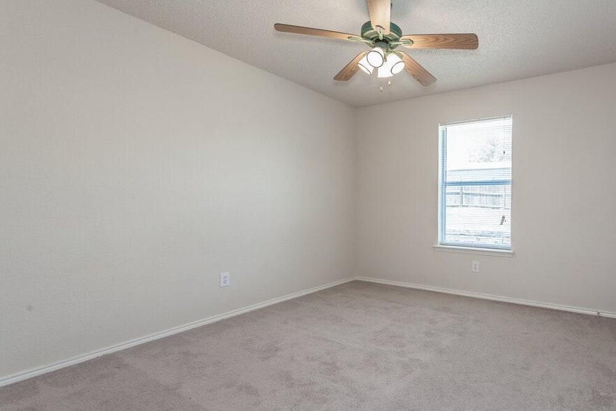 Building Photo - 10216 Aurora Dr