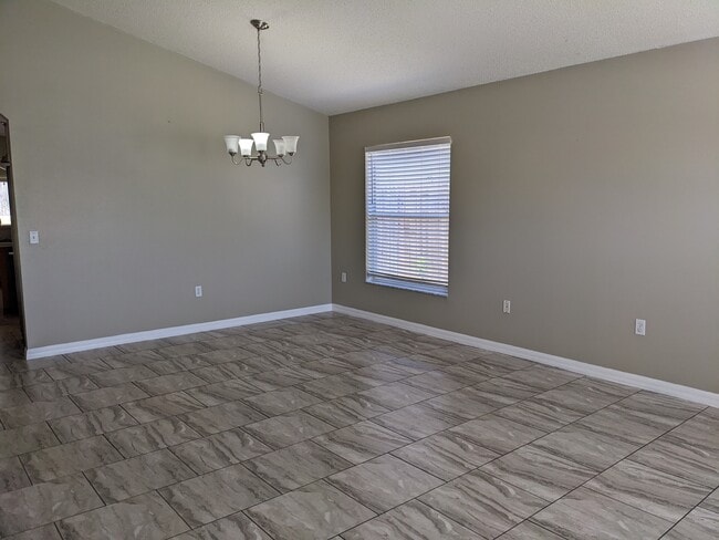 Building Photo - 246 Queen Mary Dr