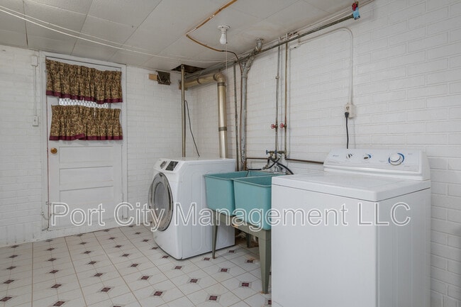 Building Photo - 1237 Delbert Ave