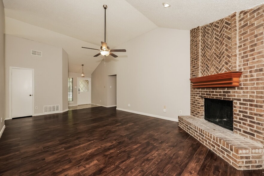 Building Photo - 3309 Creekwood Ln