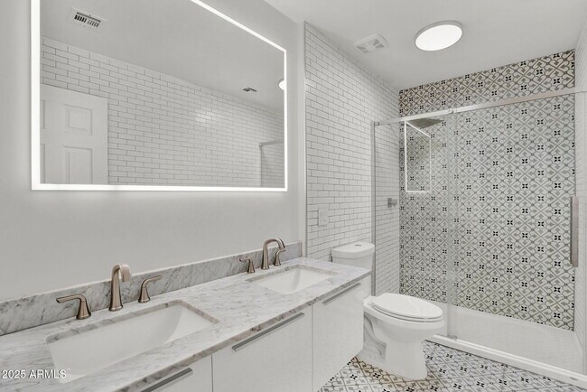 Building Photo - 8406 W Dahlia Dr