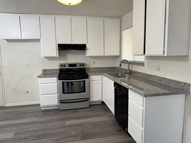 Building Photo - Three Bed, Two Bath Home In North Stockton