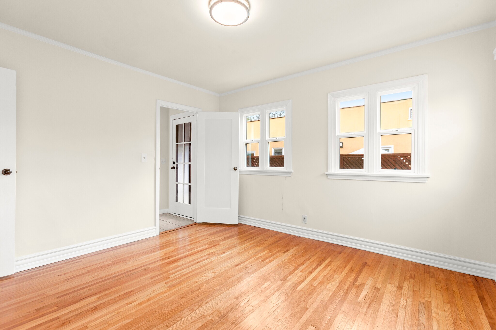 Building Photo - 827 N Laurel Ave