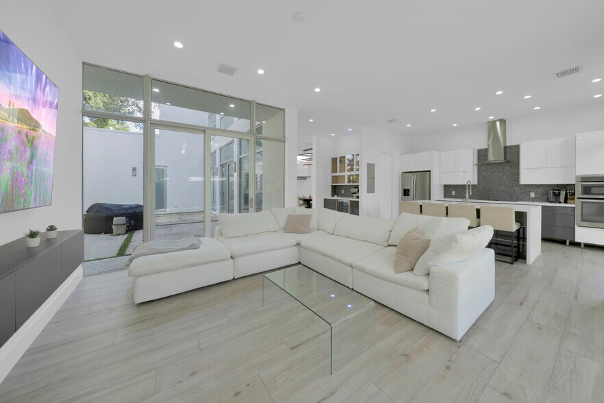 Primary Photo - 5720 Coral Way