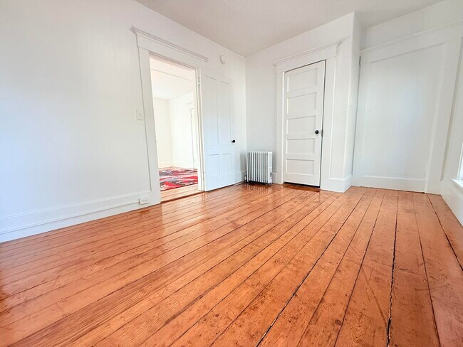 Building Photo - 10 Spruce Ave