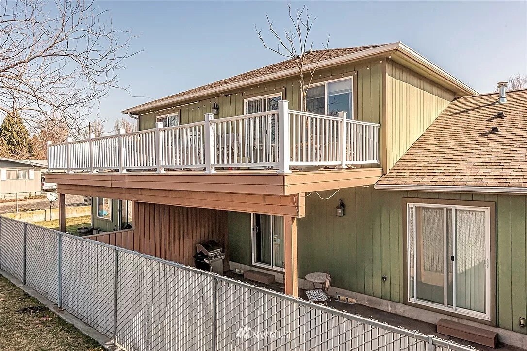 Upstairs condo - 2122 Howard St
