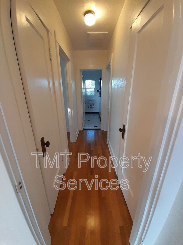 Building Photo - 619 E Cook St