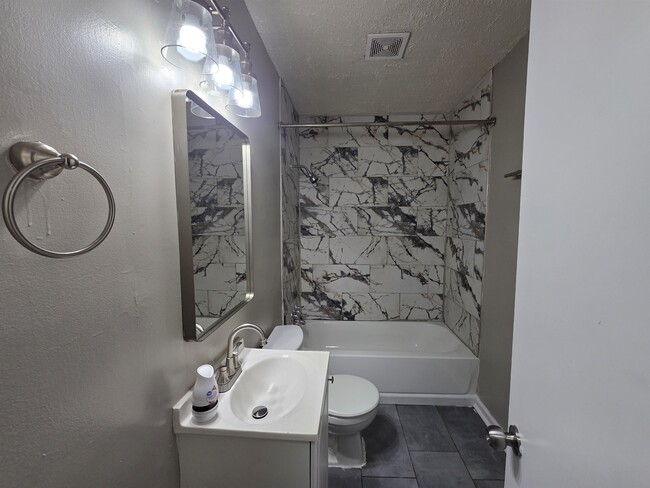 Building Photo - 1706 Echles St