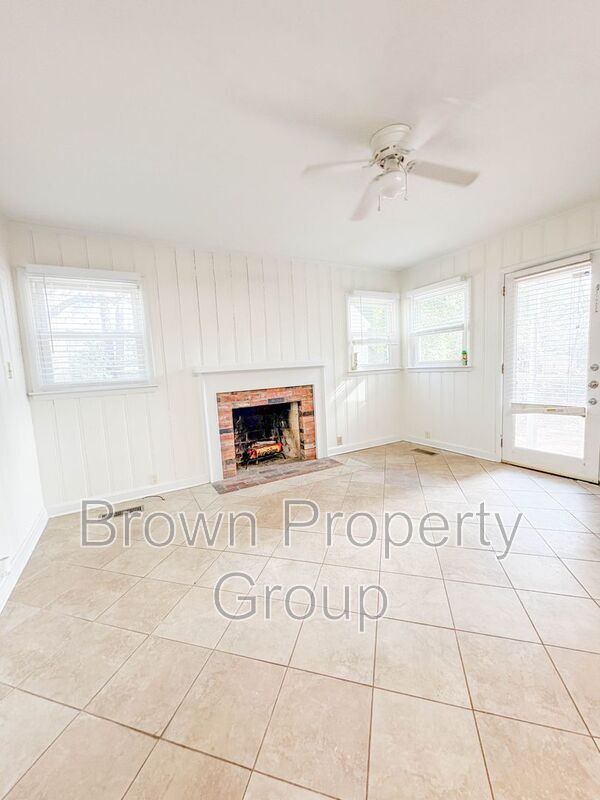 Building Photo - 2522 Mirror Lake Dr