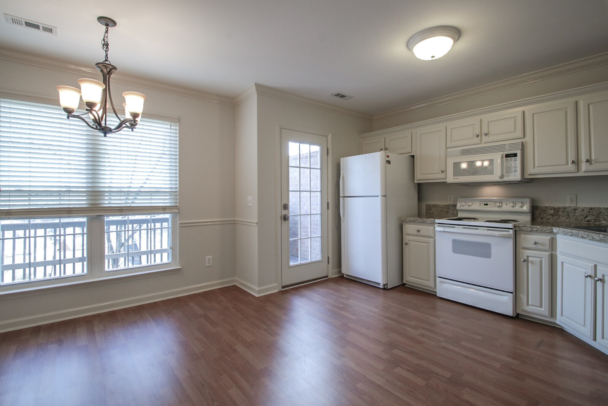 freshly painted kitchen - 1614 Brentwood Pointe