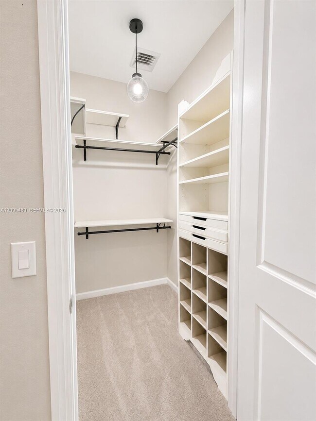 Building Photo - 403 S Sapodilla Ave