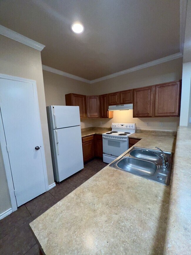 Building Photo - Beautiful Town Home in the Heart of San An...