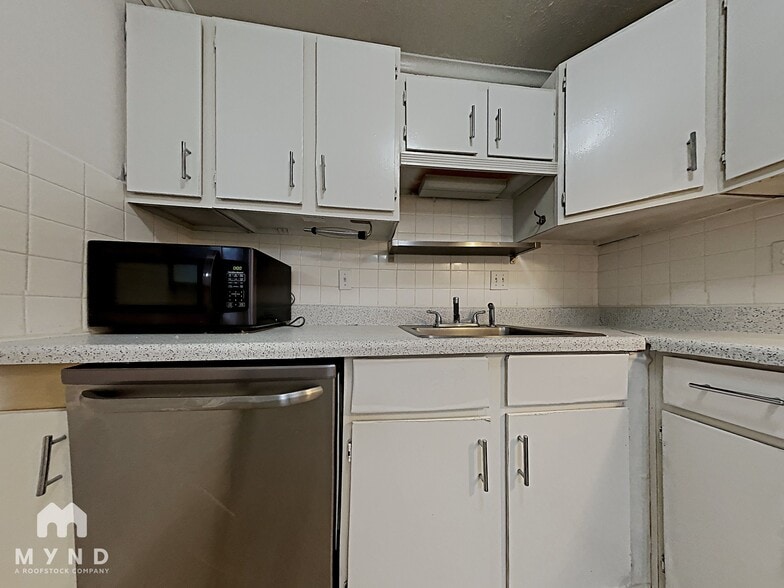 Building Photo - 7992 Shady Oak Trail