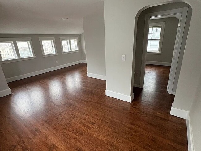 Building Photo - Renovated Duplex — 2 & 3 Bedroom Units in ...