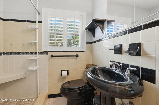 Building Photo - 394 Royal Palm Dr