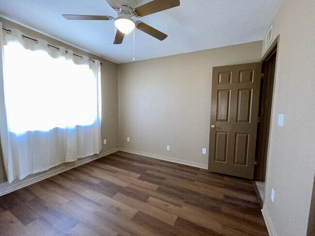 Building Photo - 2 bed 1 bath ground floor $1300 rent BHCRE...