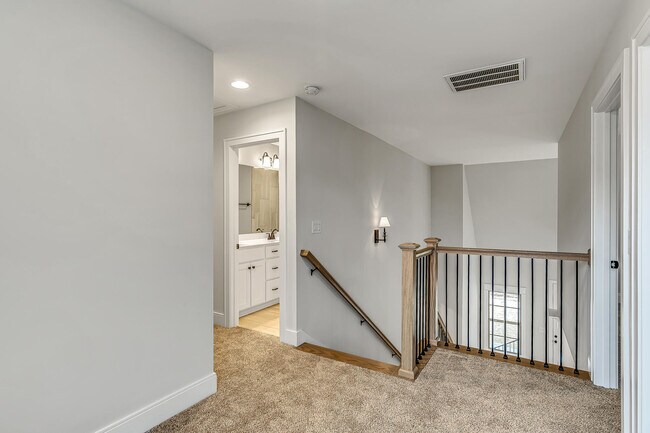 Building Photo - 122 Shady Hollow Dr