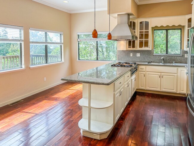 Building Photo - Beautiful Home in the Oakland Hills with v...