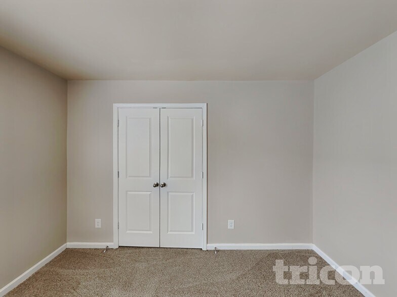 Building Photo - 207 Stillwood Dr