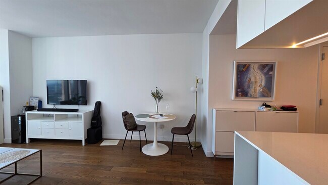 Building Photo - 99 Hudson St