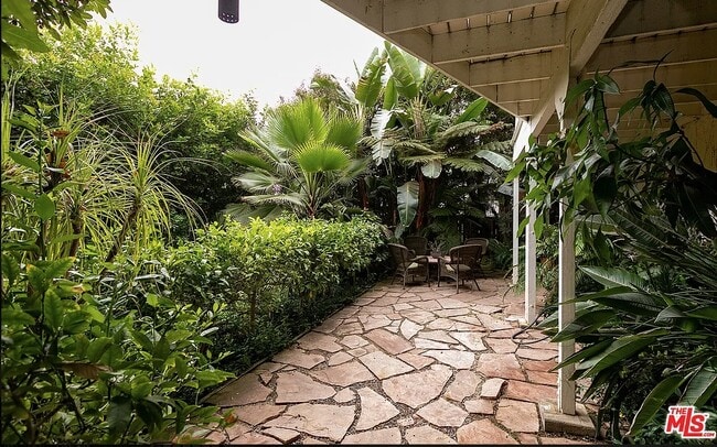 Building Photo - 2472 Hollyridge Dr