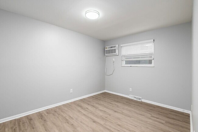 Building Photo - 558 Riverview Dr