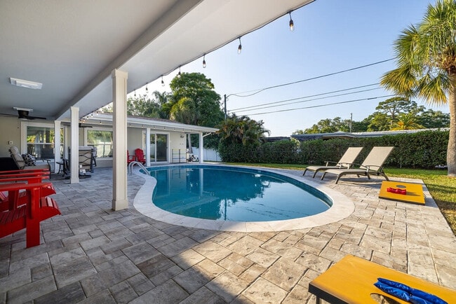 Building Photo - 802 Camelia Dr