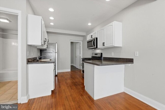 Building Photo - 400 Green Ln