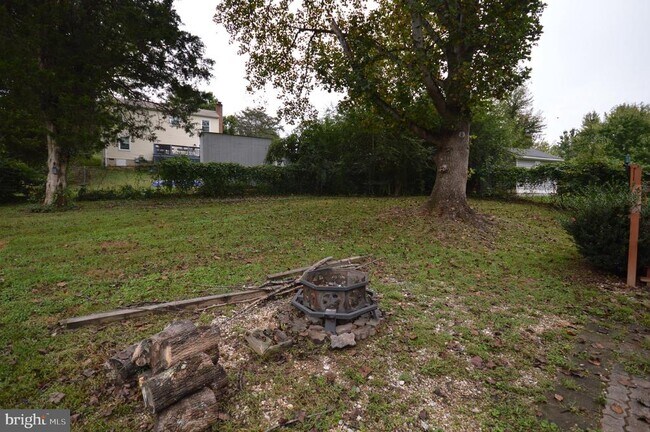 Building Photo - 7017 Lombard Ln