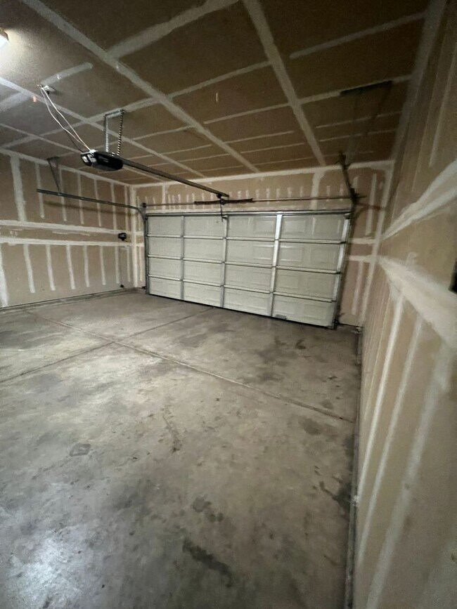 Building Photo - 1920 Fern Dr