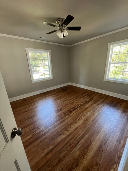 Building Photo - 1307 E Holly St