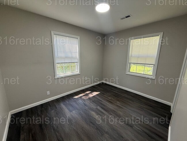 Building Photo - $1145 - 4 bedroom / 1 bathroom - Single Fa...