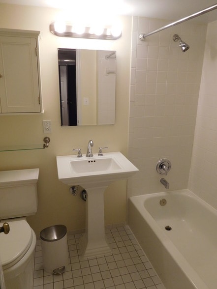 Bath Room - 1600 Prince St