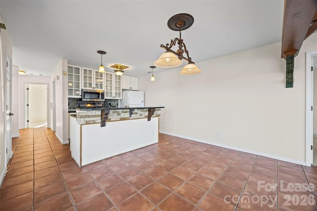 Building Photo - 372 Northwest Dr