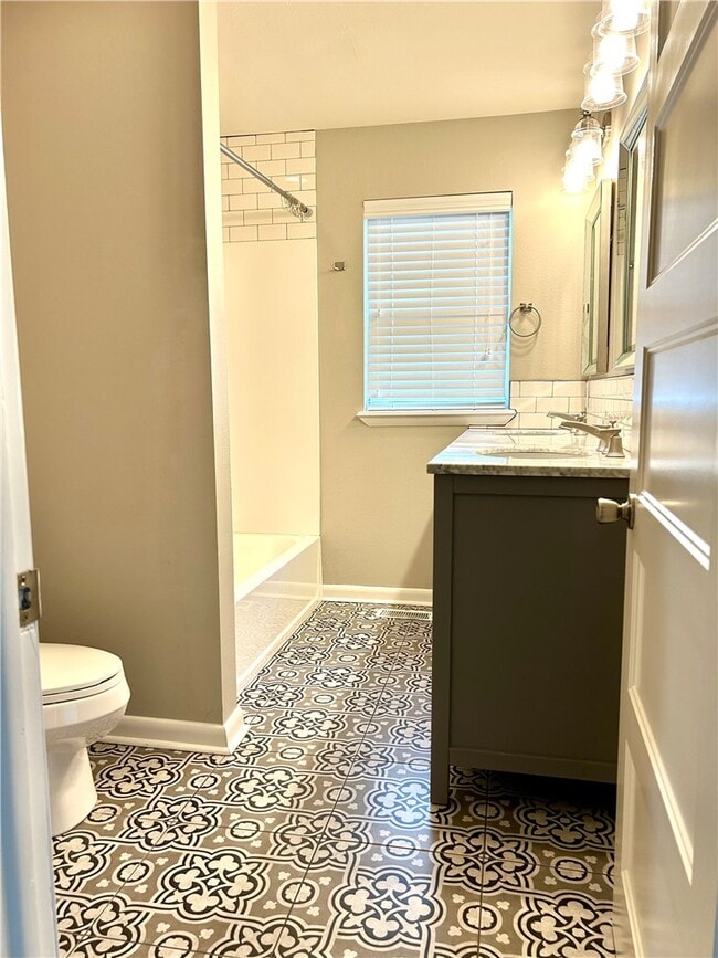 Building Photo - 301 Crestview Dr