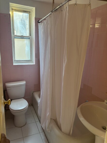 Building Photo - 201 E 51st St