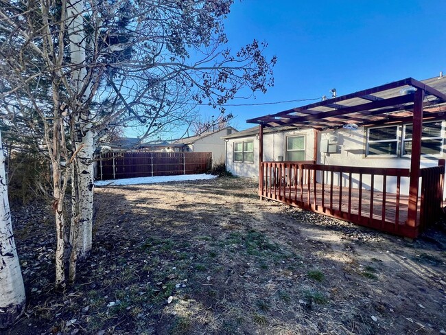 Building Photo - Charming 2 bedroom rancher located in cent...