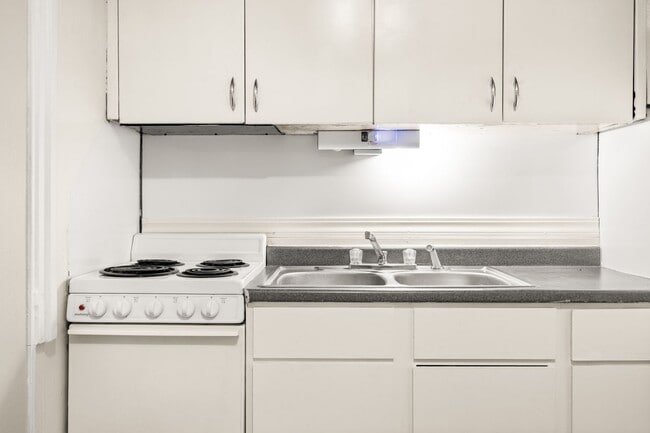 Building Photo - Charming One Bed One Bath In the Garden Di...