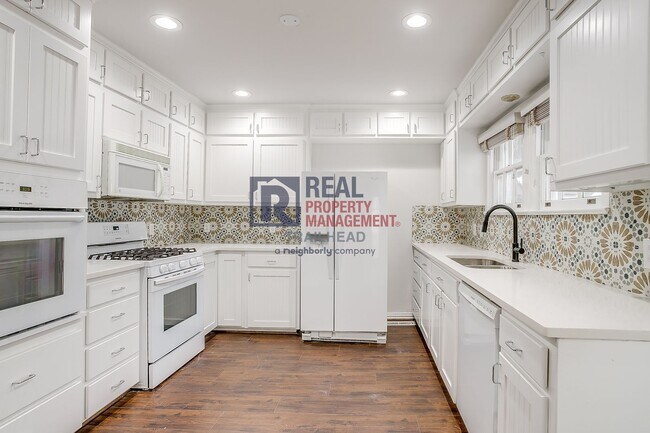 Building Photo - Charming Monticello Townhome – 4 Beds, Upd...