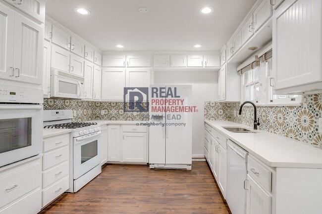 Building Photo - Charming Monticello Townhome – 4 Beds, Updated Kitchen & On-Site Parking