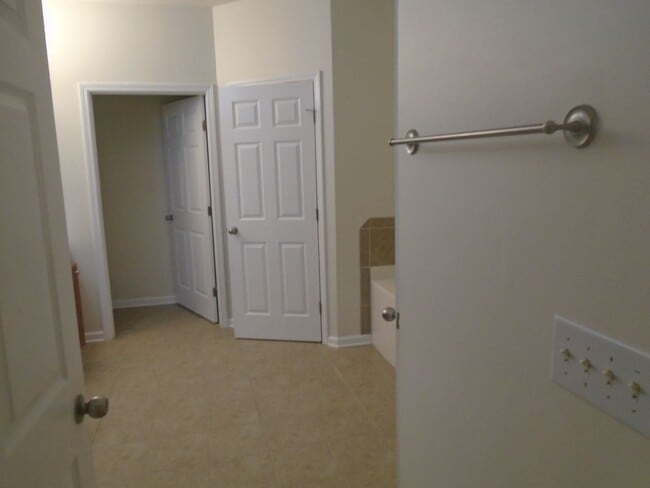 Building Photo - 635 Marshtree Ln