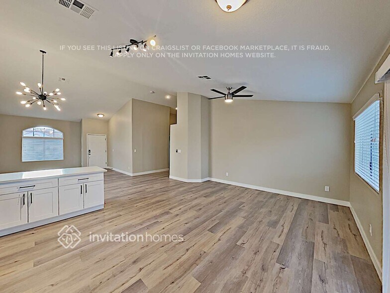 Building Photo - 532 Viva Serenade Way